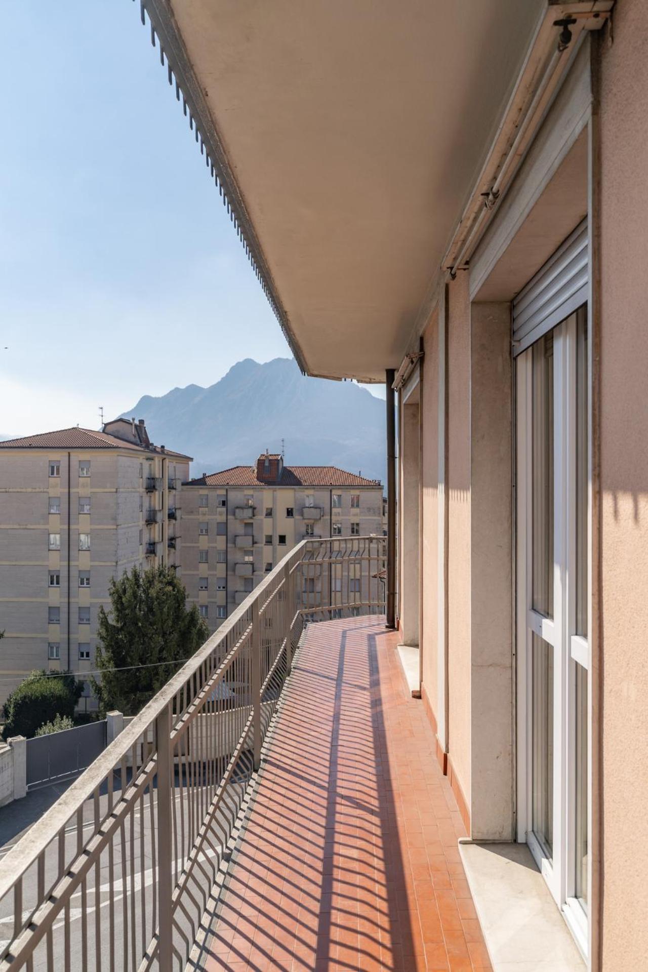Spacious Apartment With Panoramic Views In Lecco Kültér fotó